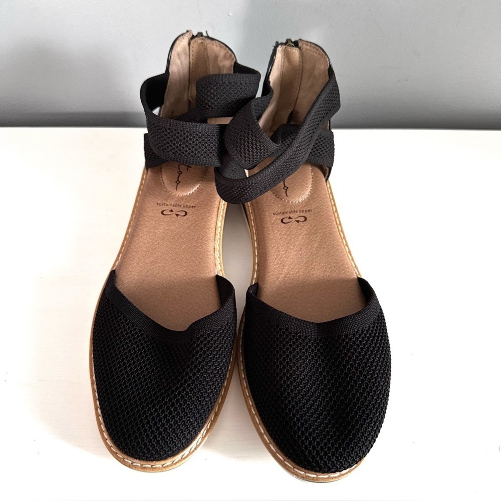 Me Too Rory Closed Toe Ankle Strap Flats Size 7M Black, Tan, Cream like new - Picture 2 of 9